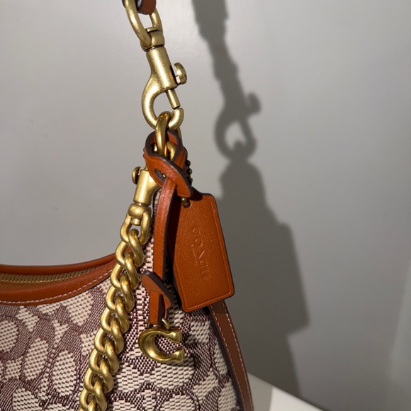 Juliet Shoulder Bag 25
In Signature Textile Jacquard - Picture 4 of 10